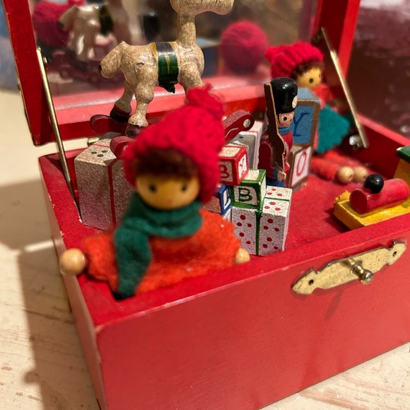 Vintage Musical Toy Chest Christmas Music Box - Picture 3 of 12